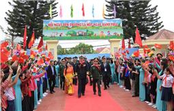 Đoàn đại biểu cấp cao Bộ Quốc phòng Việt Nam và Trung Quốc thăm Trường Tiểu học Đồng Đăng